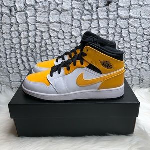 Jordan 1 mid university gold
